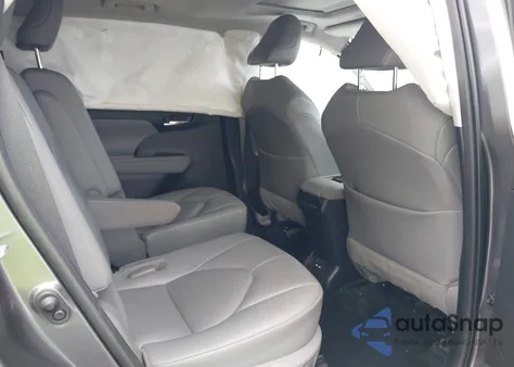 2021 Toyota Highlander Xle z USA, uszkodzony, nr VIN 5TDGZRBH8MS536726